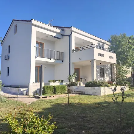 Grape Apartament Pirovac